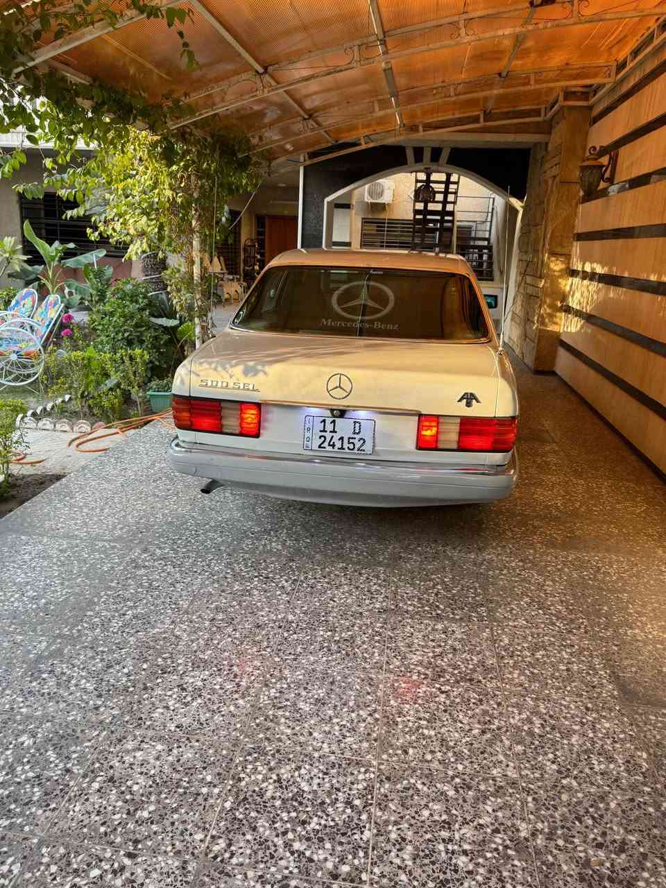 السلام عليكم 
مارسيدس رئاسي موديل 1984 سياره جديده بمعنى الكلمه بلاديه 
مكينة وكير جديد 3000
كهربائيات شغاله .تخم تاير 
مكان السيارة السيدية 
السعر 55$وبيهه مجال
هاتف /*********** مكللف بل النشر بغداد, العراق
