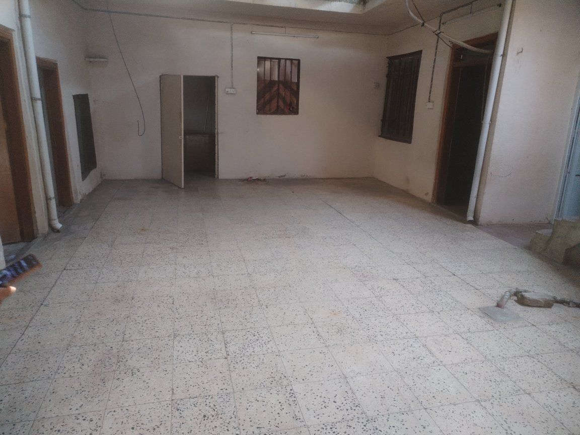 بيت للايجار 
منطقه الطيران فرع بانزخانة الغزلاني
البيت شرقي يتكون من ثلاث غرف نوم وهول ومطبخ وصحيات والحوش كبير مغلف
للاستفسار أكثر الاتصال على الرقم ***********
***********

