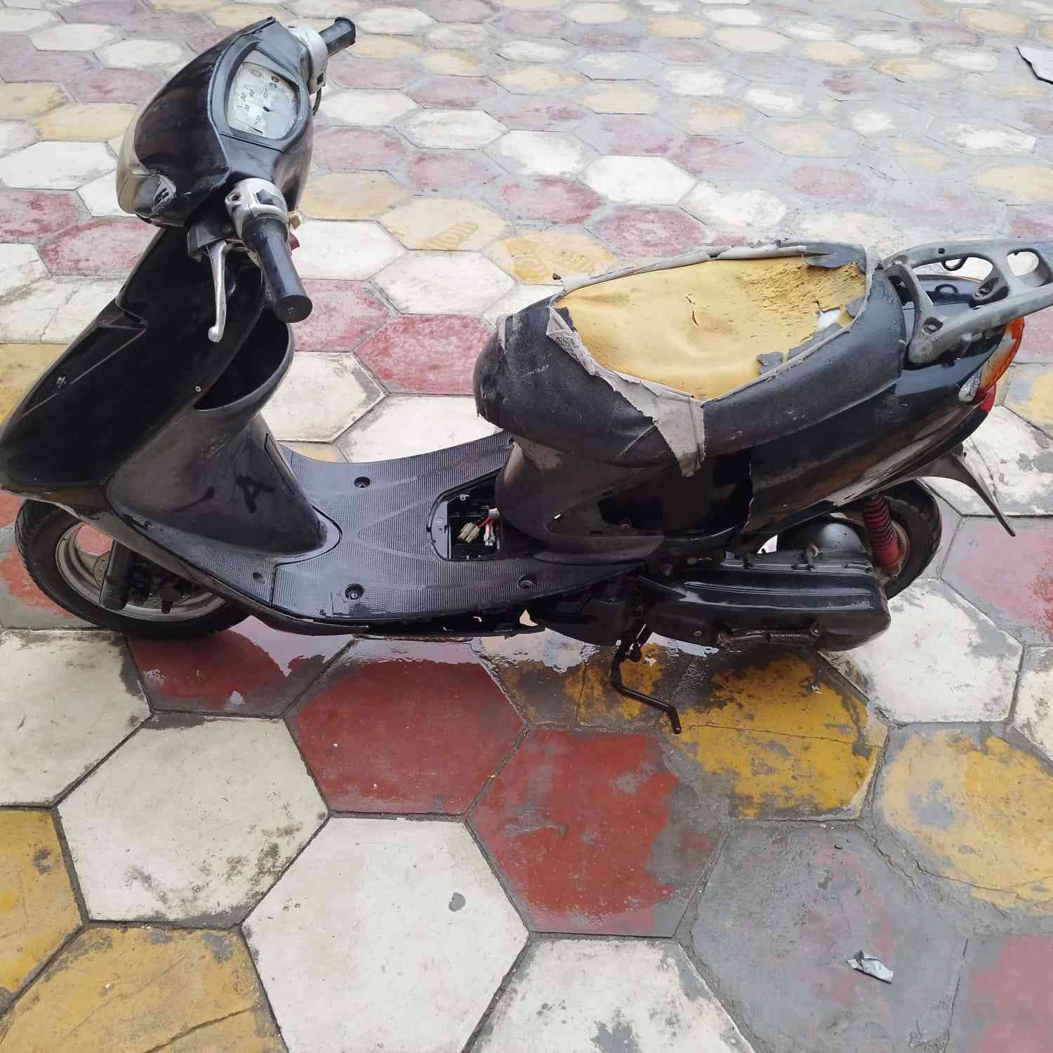 سلام عليكم
دراجه للبيع نضيفه وعليه محرك بطه حاويه 
السعر 250وبيه مجال قليل مكاني كربلاء حي العسكري 
تصال ***********
