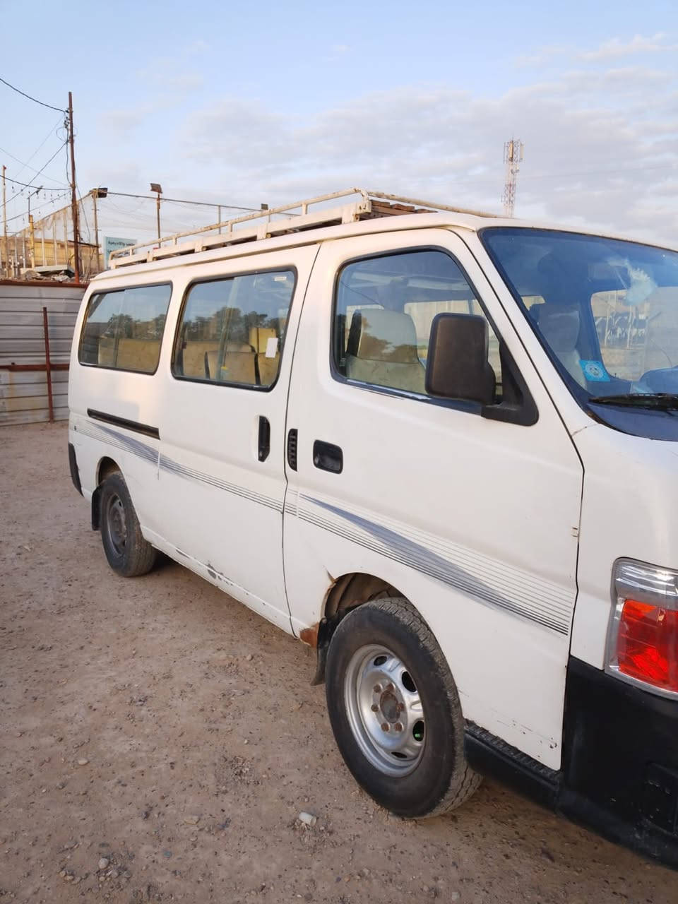 نيسان اورفان موديل 2010
دوشمه جديده سياره جاهزه
***********
