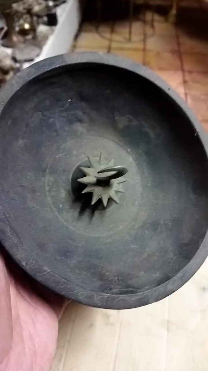 مساكم الله بالخير والبركه 🇮🇶🕊️🇮🇶 طاسه خلاص شغل قديم جدااا منقوشه بلكامل ال12امام عليهم السلام و ايات الشفاء مكتوبه وجهين للاستفسار خاص او الاتصال على الرقم التالي ***********اخوكم كرار الشيخ
