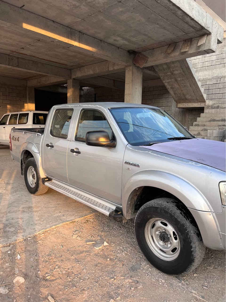 فورد ٢٠٠٩ بی بویاخ بی لیدران تەنها بونیتی پەمپە
گیروموکینەوئەکسل وتەبریدی بەشەرت
بەشەرتی تەحویل و خەرامە 
سەیارەکە زور پاکە هی مالی خومە
***********
***********
سحر ٨٥ مجال السليمانية, العراق
