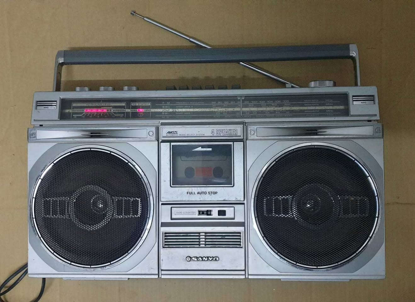 رادیو FM MW SW1 SW2  ومسجل مارکة سانيو ياباني اتتاج 1980 یشتغل 6 بطاریات حجم كبار وكهرباء 220 ڤولت مباشر جهاز نظیف وشغال بالكامل صوت ظخم وسحب ممتاز  السعر واي استفسار مراسلة خاص


**إذا كنت صاحب هذا الإعلان وتريد حذفه لأي سبب، رجاءا أرسل رسالة إلى الدعم الفني**