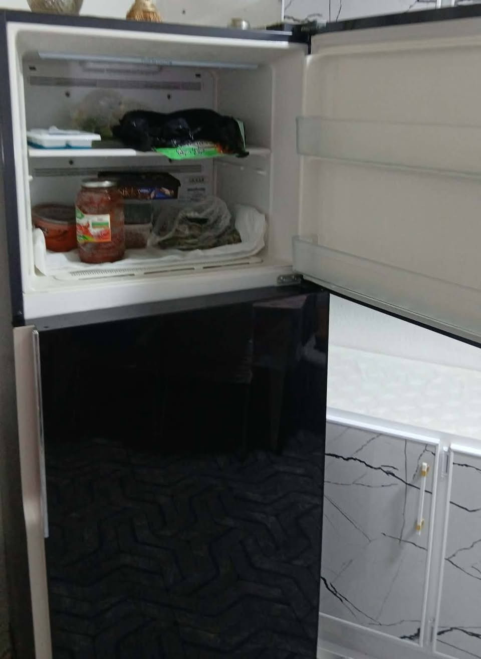 ثلاجه هيتاشي للبيع  اصلي جديد قبل شهرين اشتريناهه 450الف او بي مجال
***********
