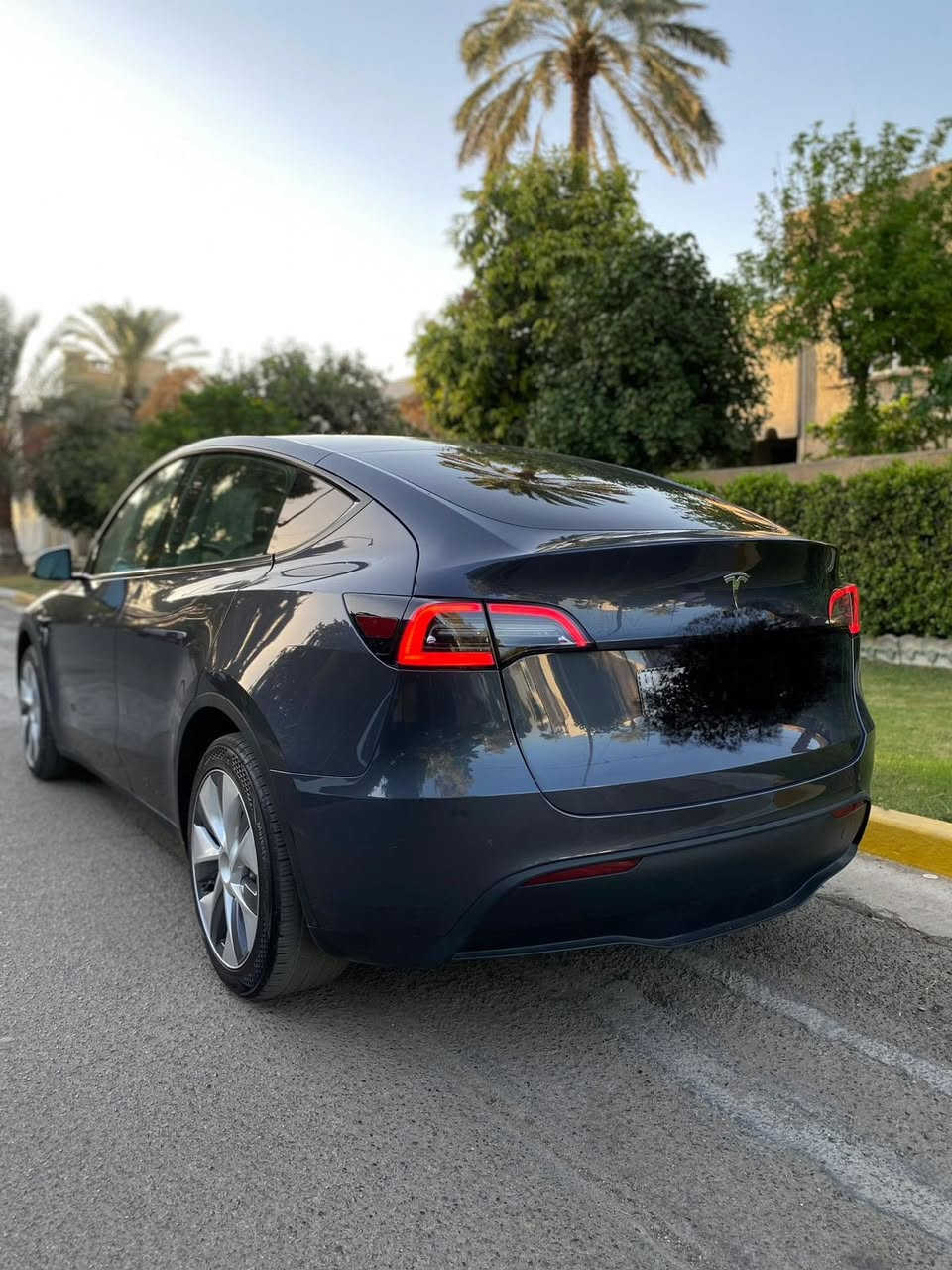 تسلا مودل (TESLA MODEL (Y 
2023 كلش نضيفه السياره اون لاين اخر تحديث 
تك ماطور رقم بغداد
الشاحنه اصليه 32 امبير
تكدر تتحكم بكل السياره عن طريق التلفون
كلشي بيها بلادي بشرط راديترات والمراوح والبطاريه ممفتوح بيها ايشي ومناقصه اي شي بضمانتي 
حادثها امامي  بسيط 
السعر 180 وبيه مجال بسيط 
استفسار رقم *********** كابتن محمد
