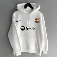 شجع ناديك بأناقة.. وواجه البرد بالفخامة! ❄️ وصل هودي الموسم لريال مدري...