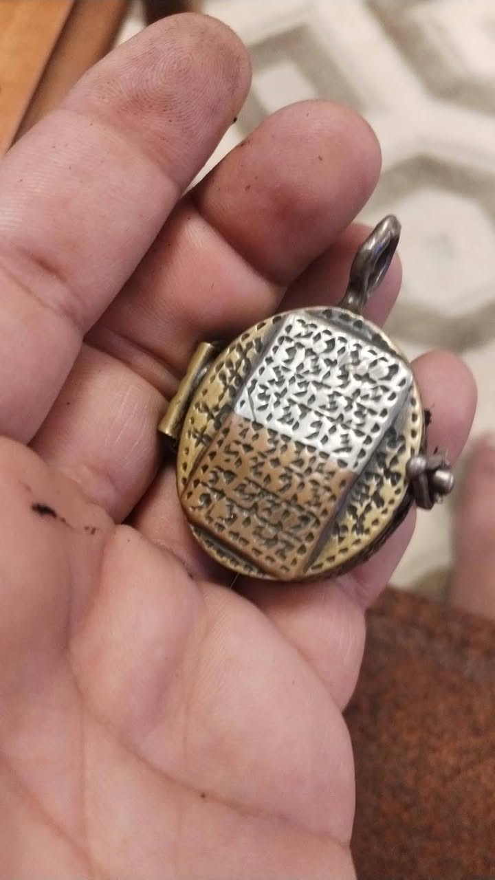 السلام عليكم من رخصه الادمن قلاده من الهبهاب النادر وحجر الاحمر البيحاد وعرق ساحلي اصلي الي يشتري ويعرف بيهه هذا رقمي ***********

