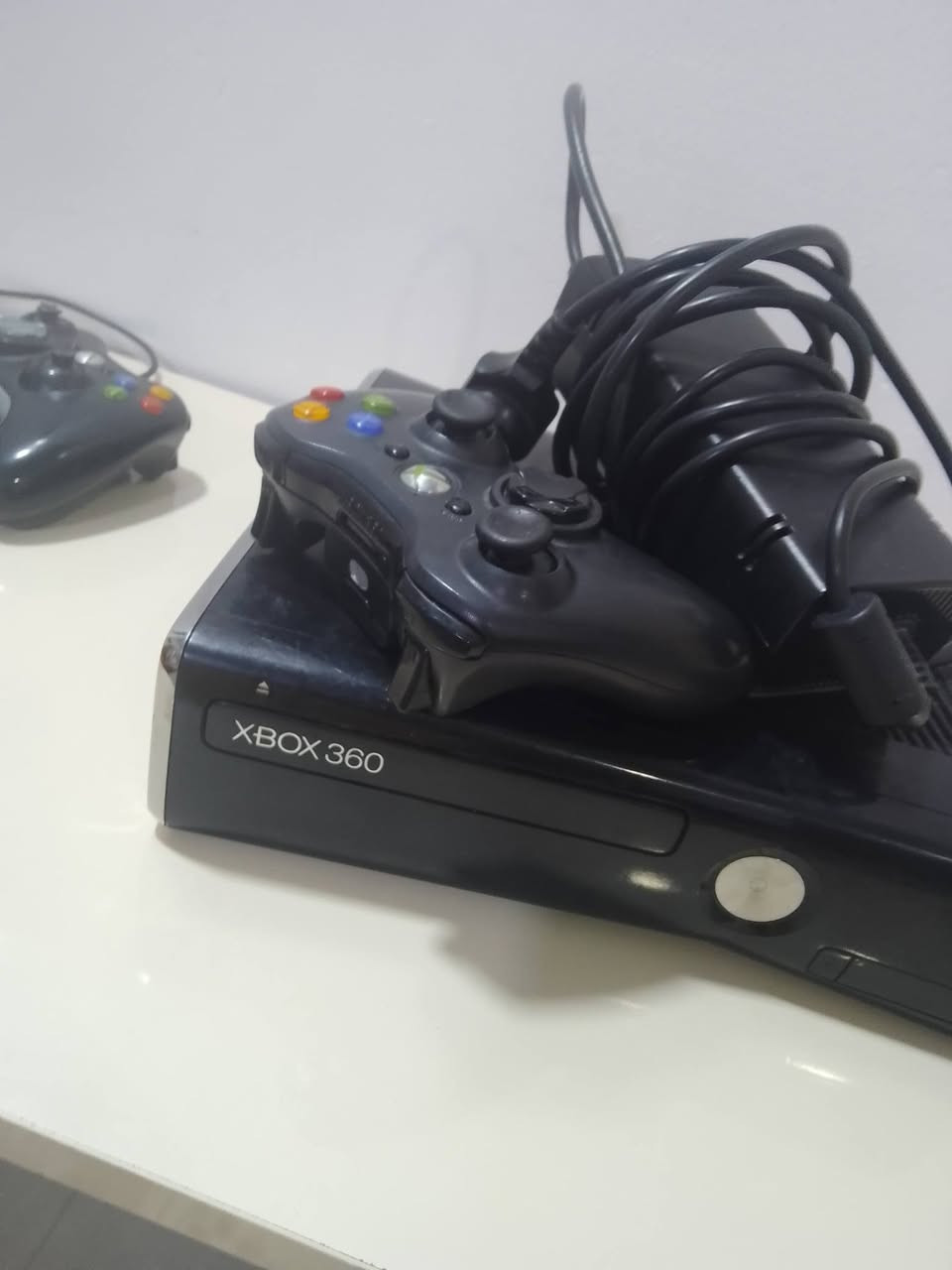 السلام عليكم و رحمة الله وبركاته
عندي اكس بوكس 360لون اسود نضيف 100٪ لوك ستيكر و معه هارد و 198لعبة و 2 جوستك واحد اصلي و الثاني تجاري
 و السعر 115 و بي مجال للاستفسار التواصل
على
***********
***********
و اراوس ببلي 4
