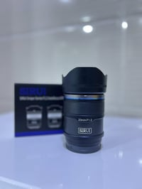 عدسة سوني • ٢٣مم f١.٢ • مجرّبة