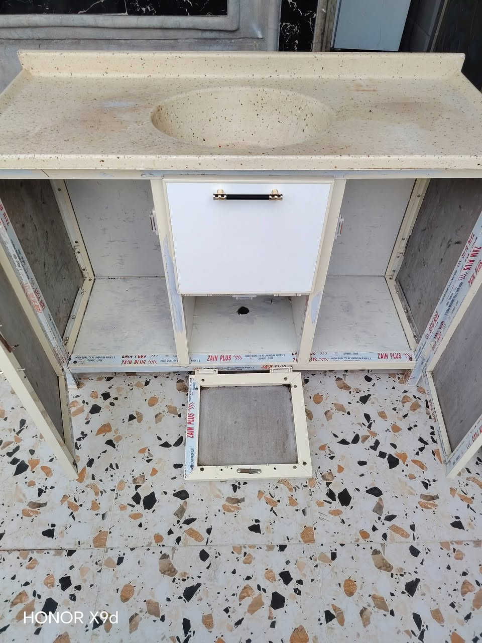 كاونتر مترين ونص 3قطع سنك مرمر نضيف مابي عيب السعر 325 وبي مجال *********** مكاني حي الحجاج
