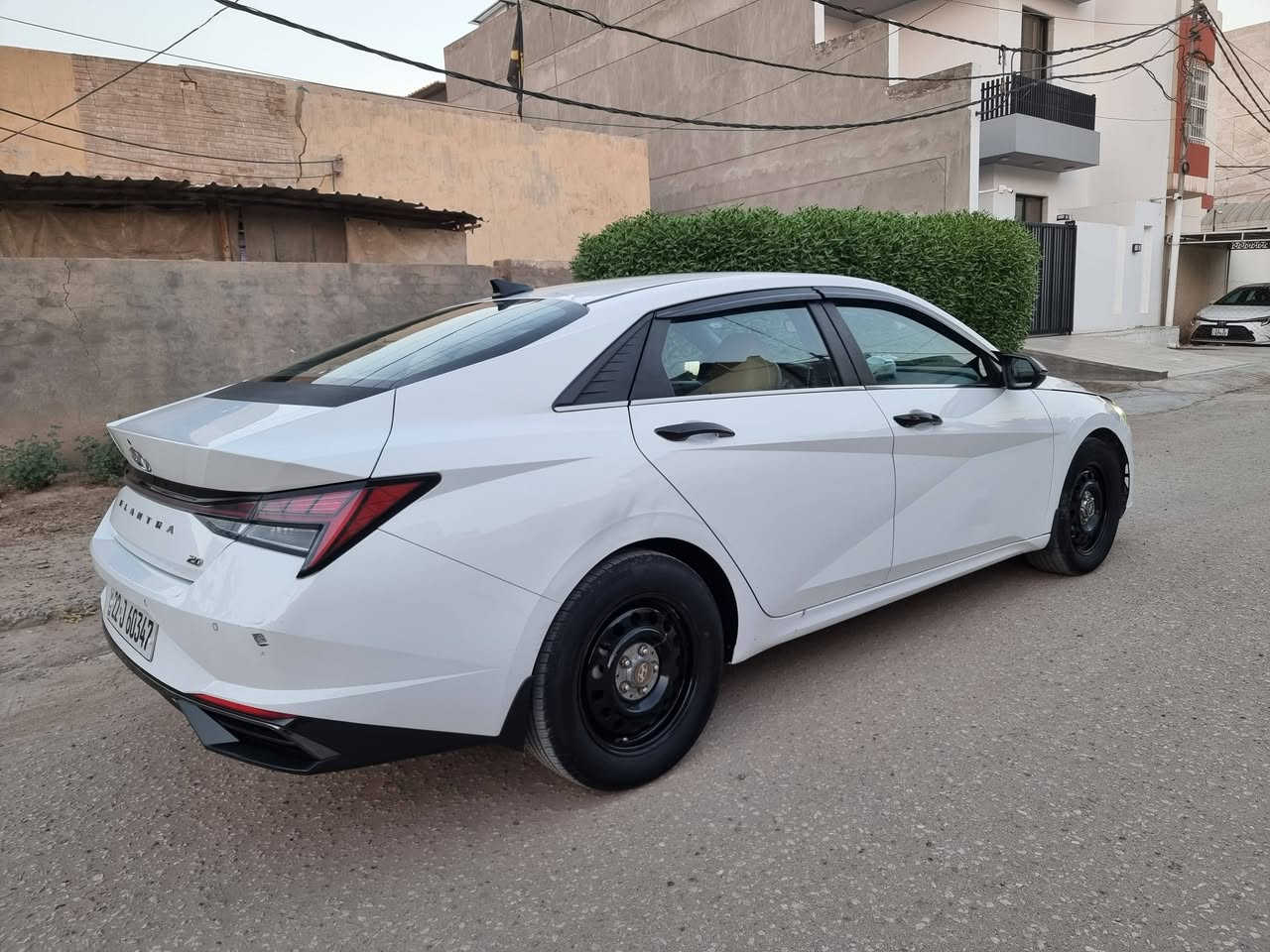 للبيع: هيونداي النترا 2021 خليجي - اربيل*السعر: 155 ورقة - بيها مجال للشراي*
*المواصفات:*
- *الموديل:* 2021
- *المحرك:* DOHC
-  فتحه سقف - تحكمات + ترحيب ذاتي + حساسات امامي وخلفي  + مري شفط 
- *المسافة المقطوعة:* 100 ألف كم
- *الرقم:* اربيل + سنوية جديدة بأسمي وهزه جديدة. 
- *اللون:* [ابيض]
- *المكان:* بابل - جبلة
*حالة السيارة:*
1. *السيارة بحالة الوكاله * وادامة كاملة مسويلها
2. *بيها بارد كلش قليل كد اربع اصابع*  - موجود بالصور
*المميزات:*
- تحكمات ستيرن
- ترحيب ذاتي
- تبريد ثلج
- السيارة جاهزة وما تحتاج شي

*للاستفسار: ************
*العنوان: بابل - جبلة*
