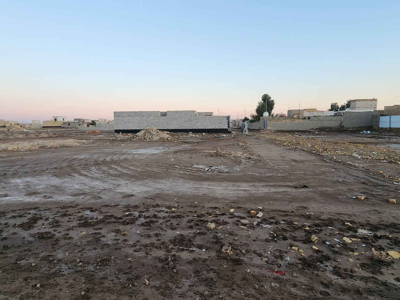 عرصات عددهن 6 للبيع مساحة كل وحده  200م  سند 25 مداور بأسم المشتري  مشموله  بالتطويب   العنوان خلف حي العسكري مقابل شارع جامع الجوادين البوجاسم  ***********+*********** واتساب  ***********او مراسلة الصفحة
