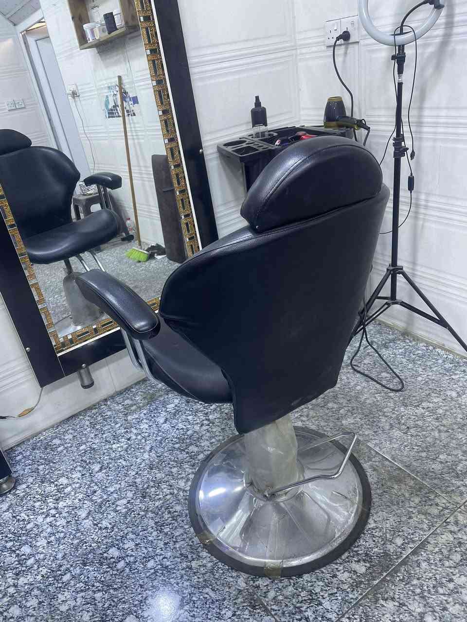 كرسي حلاقه مستعمل شهرين 
للبيع تواصل  ***********
