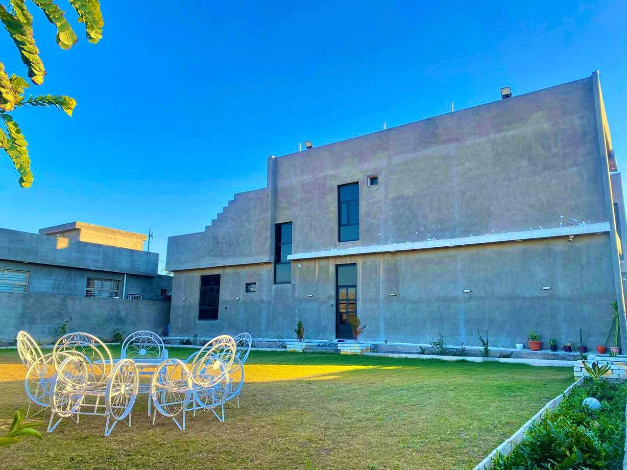 #الدارللبيع 🏡
#الموقع: المدائن - البوجامل (خلف طاق كسرى).
#المساحة: 735 متر (طابو زراعي٢٥).
#تفاصيل الدار:
غرف النوم: 5 غرف نوم (4 غرف سوبر بنظام سويت + غرفة نوم إضافية).
الصحيات: حمام رئيسي داخلي + حمام خارجي.
الصالات: استقبال فخم + هول داخلي واسع.
المطبخ: نظام حديث (حار وبارد).
#للاستفسار  الاتصال على الأرقام التالية
***********,,***********
