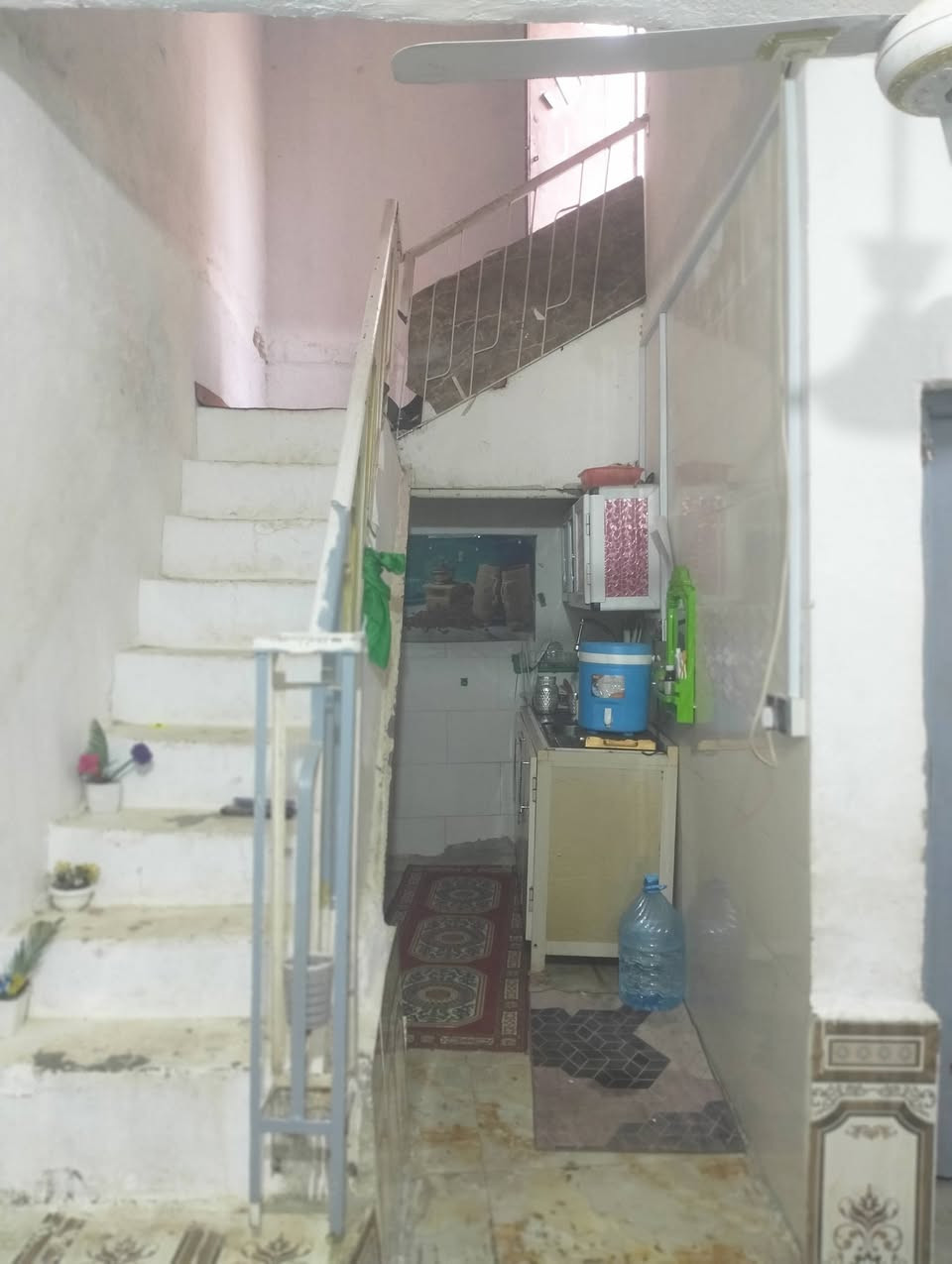 بيت طابقين نص خلفي للبيع المساحه 120متر الطابق الارضي غرفتين وصاله واستقبال وصحيات،عدد2ومطبخ 
الطابق الثاني غرفتين ومخزن وسطح 
السعر 130
العنوان حي اريدو قرب السوق رابع بيت عن جامع الرسول الاعظم على الشارع الرئيسي مقابل افران الرسول الاعظم 
للاتصال والاستفسار ***********
