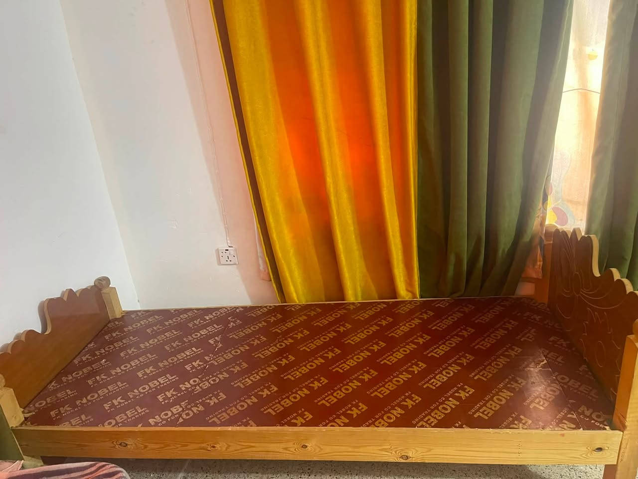 السلام عليكم
غراض منزليه للبيع 
سرير خشب ابو نفر سعره 35
سرير تطبيك سعره 20
صوبه نفطيه سعره 30
مكاني حي الامام 
***********
