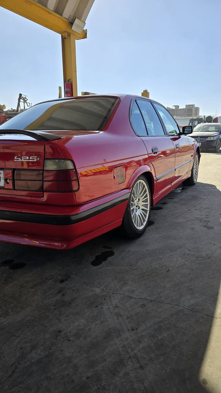 السلام عليكم احبتي من رخصت الادمن المحترم 
سياره BMW 525 بجم عريض رقم بغداد بسمي ميكنه 6  سلنرد بلادي مسكر تك فانوس بليته اصل 525 كشنات مخمل بلادي فتحه سقف سلايت طكتين كهربائيات لاجطل ولا مواصل ضفيره عدله كير   2000 عادي جاترك رياضي ترايك وين متريد بل واقع احلا من الصور  ***********.السعر  ٦٠وبيها مجال وشعدك مراوس حسب القناعه
