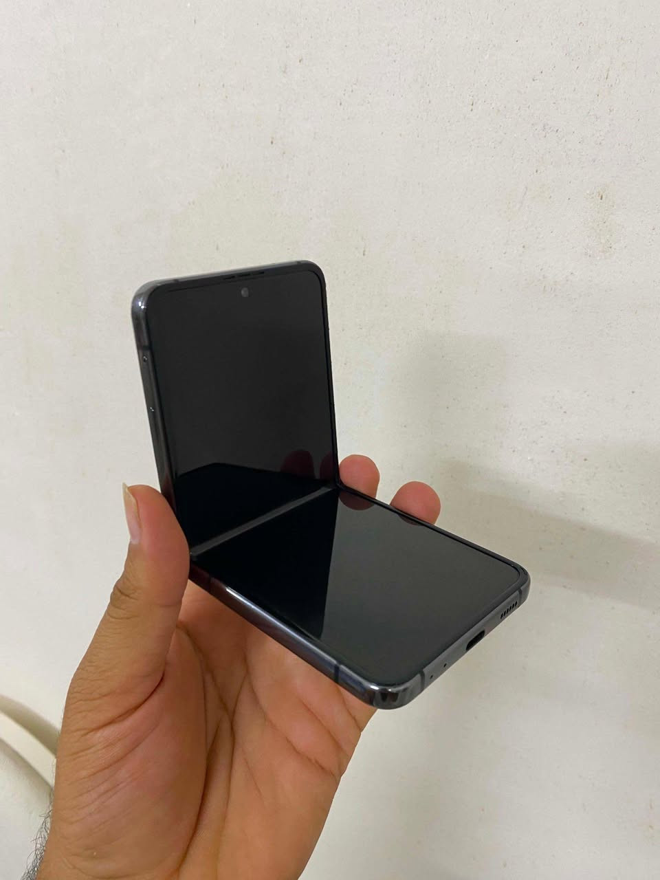 Samsung Zflip 4
زاکیرەی 128 ڕام 8 
سناپ دراگۆن 8 جیل 1 
ڕێژەی خاوێنی 98%
مۆبایلێکی تا بڵێی بەکار هێنانی خۆشە 
پەڵەیەکی بچوک لە شاشەی هەیە لای خوارەوە سەوزە زمان یەک ساڵ زیاد نەکا 
نرخێکی هەرزان 
*********** السليمانية, العراق
