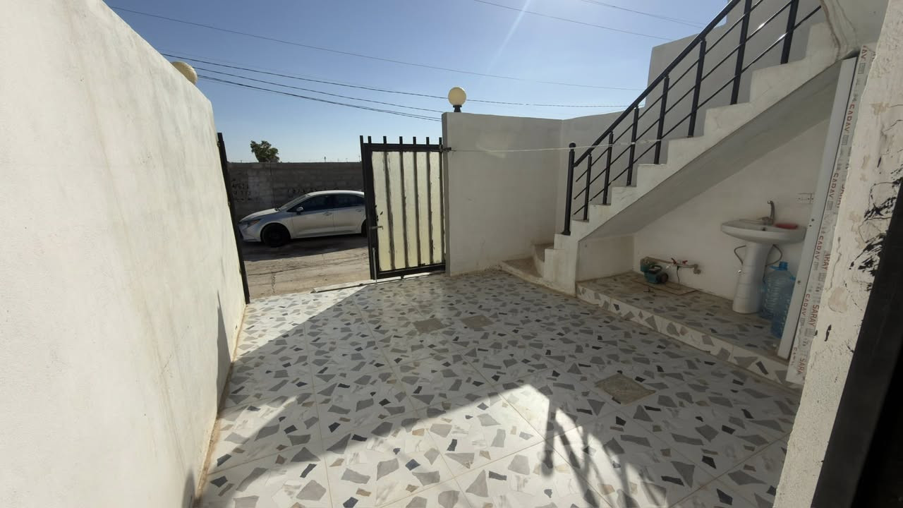 بيت 100 متر للأيجار في حي بدر بيه غرفة نوم ومطبخ واستقبال وكراج بيت جديد ماي وكهرباء وتبليط وقريب ع مقر الحشد ع شارع المزارع موقع مميز 250 الف ماي وكهرباء عليه 
للأستفسار ***********
