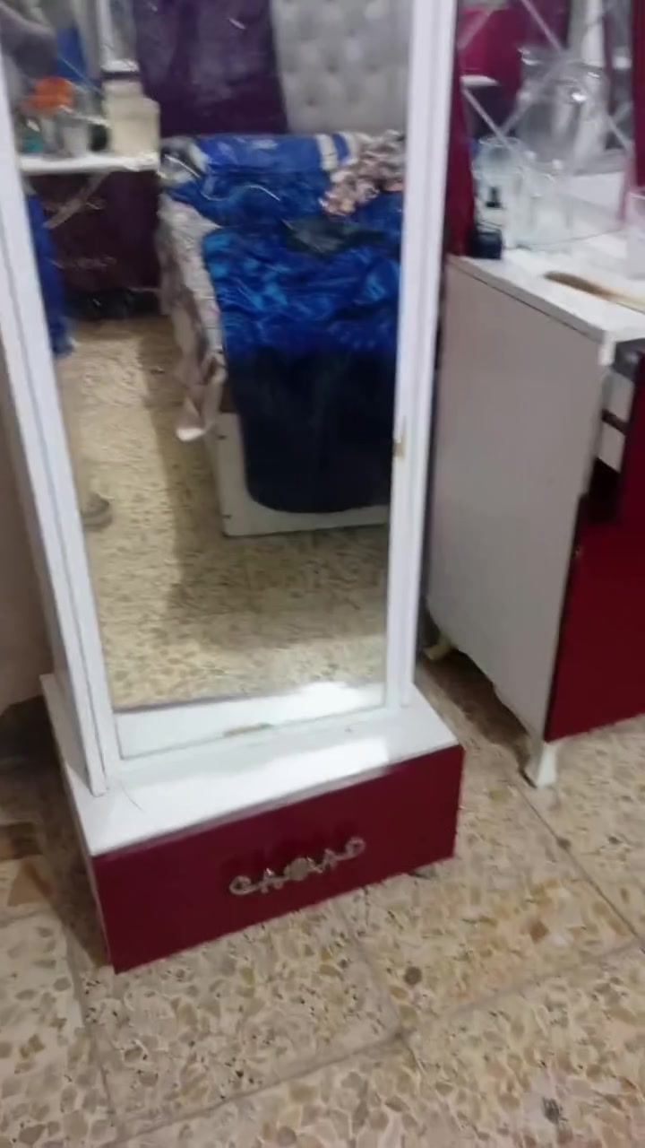 على بركت الله
لاتعبك ولا دوخ اخر قطعه من اثاث البيت مستعجل على بيعتها غرفه تركيه مستخدمه 5قطع غرفه نضافه 90٪ 
اضرار الغرفه فقط فقط عوجه بسيطه بسجه فقط 
وتشوفه بعينك ورجائن فقط الشراي يدخل وكرر (مستعجل على بيعتها ) سعرها 300 بيها مجال 
عنوان - بغداد - رشاد 
***********
