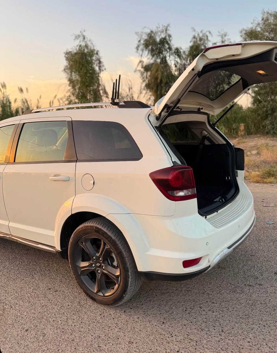 السلام عليكم 
دوج جورني 2020   ابيض 
فئه كروز رود ( فول مواصفات)  سبعه راكب - ثلاث قطع تبريد مركزي - كامره خلفيه - حساسات - شاشه كبيره- فتحة سقف - مخابء سريه عدد٢- بضمة ابواب+ بصمة تشغيل- كشنات جلد + كشن السائق كهربائي - باقي التحكمات والمواصفات المعروفه 
السياره اربعه سلندر محرك 2400 
ضررها ٣ قطع بنيد وجاملغ جهة السائق  والباب خلف السائق  + السونار موجود 
رقمها الانكليزي الجديد يعني تترقم باي محافظه تريد
رقم الشاصي : 3C4PDCGB5LT268688 
سعرها 143
مكانها بابل - الحله - شارع ٨٠ 
للئستفسار اكثر اتصل بالرقم *********** 
متوفر واتساب 
ملاحظه / السياره معروضه للبيع مو للتقييم اذا شراي اتصل وبيك خير وتدلل غير ذالك لاتذب سعر بالتعليق وتروح  احترامي للجميع ♥️ حلة, بابل
