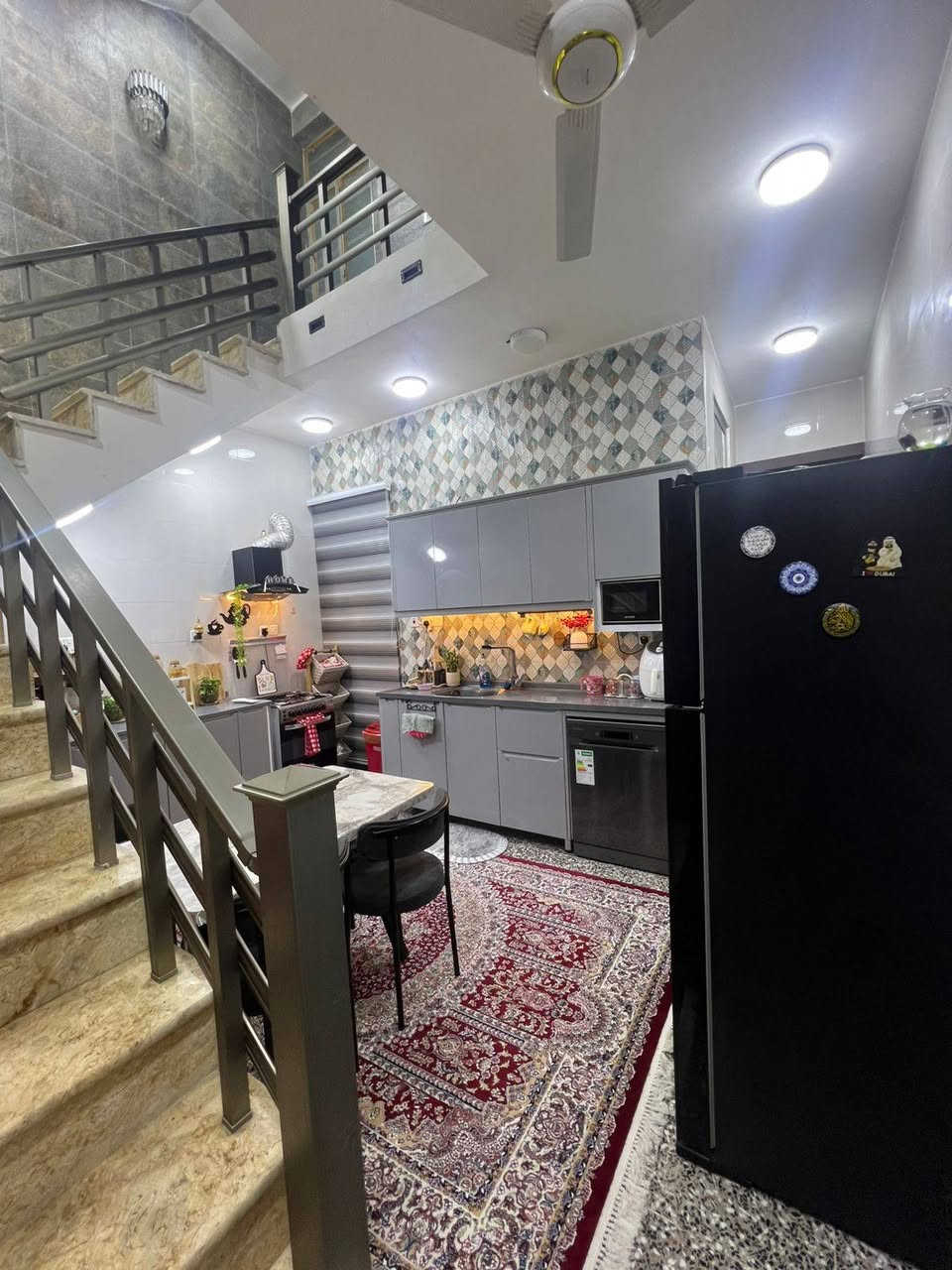 بيت للبيع مقابل جزيرة بغداد السياحية الباب الأولى مساحة ٩٠ متر قريب على الشارع العام يحتوي على ٣ غرف وصالة وحمامين + سطحين للاستفسار الاتصال على الرقم ***********
