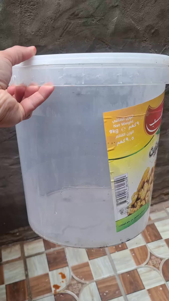 سلام عليكم 
سطل شفاف مال طرشي ١٠ لتر نظيفات هنه والقباقه مالتهن العدد ٧٥ سطل السعر ٧٥٠ دينار البيع شلعه وحده 
***********
