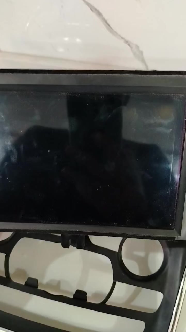 شاشة متوسطة للبيع بلادية ***********
