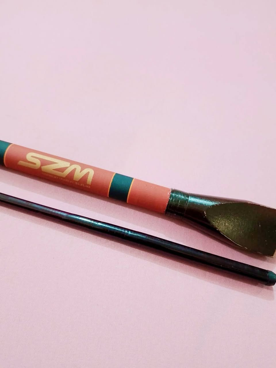✓✓✓السعر خاص ✓✓✓
الرقم‏ وات ساب
‪***********‬‏
​الاسم سيزومي SZM (Suzumi) اليابانية، الموديل هو (Under Throw Rod 15-150) المخصص لرمي الأثقال الخفيفة والمتوسطة من الأسفل أو القوارب.
​الطول: 1.50 متر 
(تتكون القصبه من قطعتين، ومكتوب عليها الرقم 150 الذي يرمز للطول بالسنتيمتر).
​الصُنع: العلامة التجارية يابانية (Suzumi)، وتُصنع هذه الفئات غالبا  في كوريا لحساب الشركة اليابانية.
​الصلابة والأكشن: تصنيف الصلابة (قوة الرمي) يقع ضمن فئة رقم 15 (حسب التصنيف الياباني للقصبات)، وهي مرنة إلى متوسطة المرونة (Medium-Light)، الجزء العلوي (القمة) مصمت ومرن جداً للحساسية العالية وسهولة الرمي والتأرجح.
​الثقل (وزن الرصاص المناسب للرمي): مثالية لرمي أثقال (بلد / شص) تتراوح تقريباً بين 35 إلى 60 غرام (ما يعادل أوزان رمي خفيفة إلى متوسطة).
​وزن القصبة: خفيفة الوزن جداً ورشيقة في اليد نظرًا لقصر طولها ونوعية المواد.
