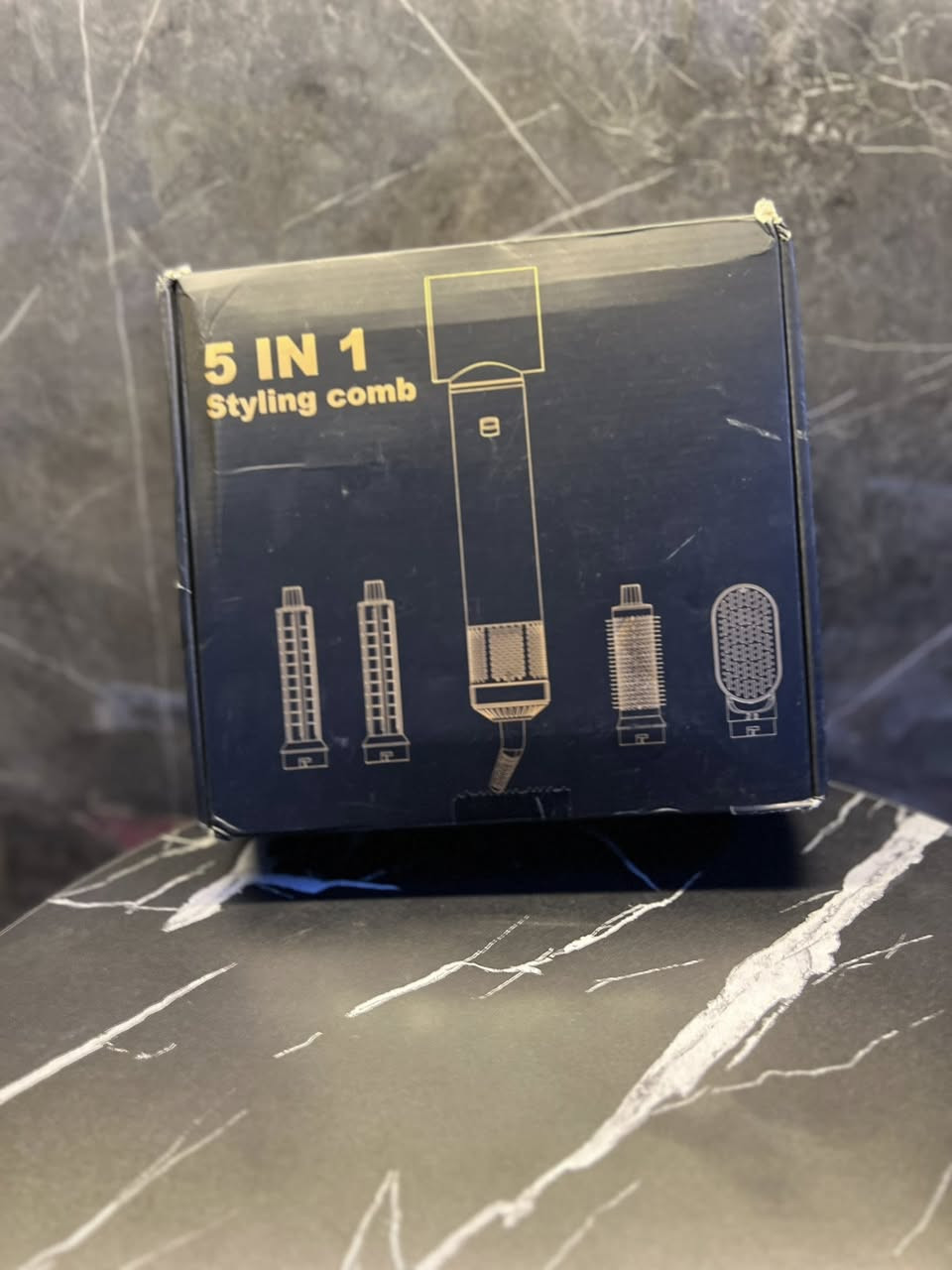هذا هو مصفف شعر ومجفف هواء 5 في 1. 
يجمع بين وظائف مجفف الشعر وفرشاة الهواء الساخن.
يأتي مع رؤوس قابلة للتبديل لأغراض مختلفة مثل التجفيف، التمليس، التجعيد، والتصفيف.
يستخدم تقنية الأيونات السالبة لتقليل التجعد.
يتميز بتصميم مريح لتسهيل الاستخدام واستبدال رأس الفرشاة
توصيل جمعي المحفضات 5 
متواجد خاص او واتساب ***********
