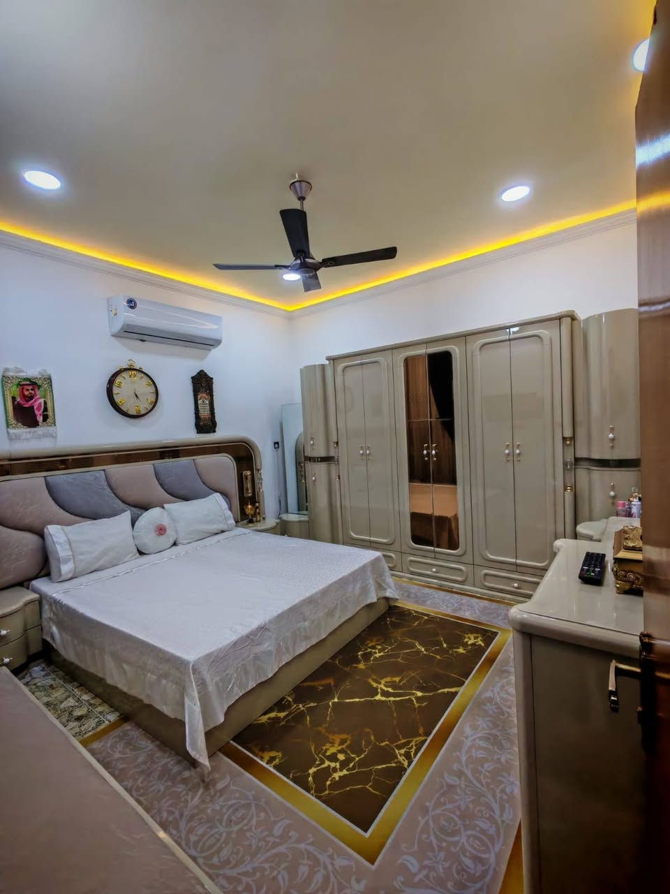 السلام عليكم ورحمة الله وبركاته 
🔴بيت للبيع🔴
📍العنوان / الفلوجة _ حي الشهداء 
منطقة ال24 مقابل بيت ابو الانسوره قرب شارع 60 وشارع 40.
🚧نوع العقار / طابوا صرف سكن تحويل مباشر
رقم العقار /24401
🏗️سنة البناء /2022
🛣️شارع / 15 متر
مقابل المدرسة الصينية والساحة
🏠تفاصيل البيت🏠
المساحة / 180 متر ( واجهة : 8.5 متر ) ( نزال : 22 متر )
🏠البيت طابقين 2 ✅بناء طابوق
بناء و مواد واجهزة درجة اولى 
الارضية كاشي درجة اولى 
كهرباء بوري 

🏠الطابق الاول/ 
1-غرف نوم عدد 2
2-مطبخ حار وبارد
3-استقبال
4-صالة
5-مناور عدد 2
6-حمام عدد 2
7-كراج + حمام خارجي
8-حديقة خارجية

🏠الطابق الثاني/ 
1-غرفة النوم عدد 2
2-صالة كبيرة
3-حمام ومغاسل
———————————————————
💵السعر / 220 مليون وقابل للتفاوض
للاستفسار الاتصال على الارقام او واتساب
***********📞 
***********📞
