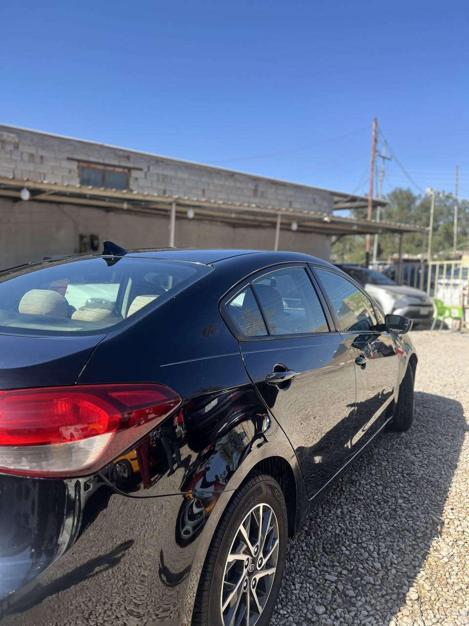 كيا فورتي 
موديل:2017
اللون:اسود
الصبغ: البنيد و اربع اصابع من الجاملغ الامامي و خشم الشاصي صبغ 
مواصفات عاديه
السياره ناشفه
رقم اربيل القديم باسم شركه 
مكينه 2000دوش 
كير AT 
للاستفسار ***********
