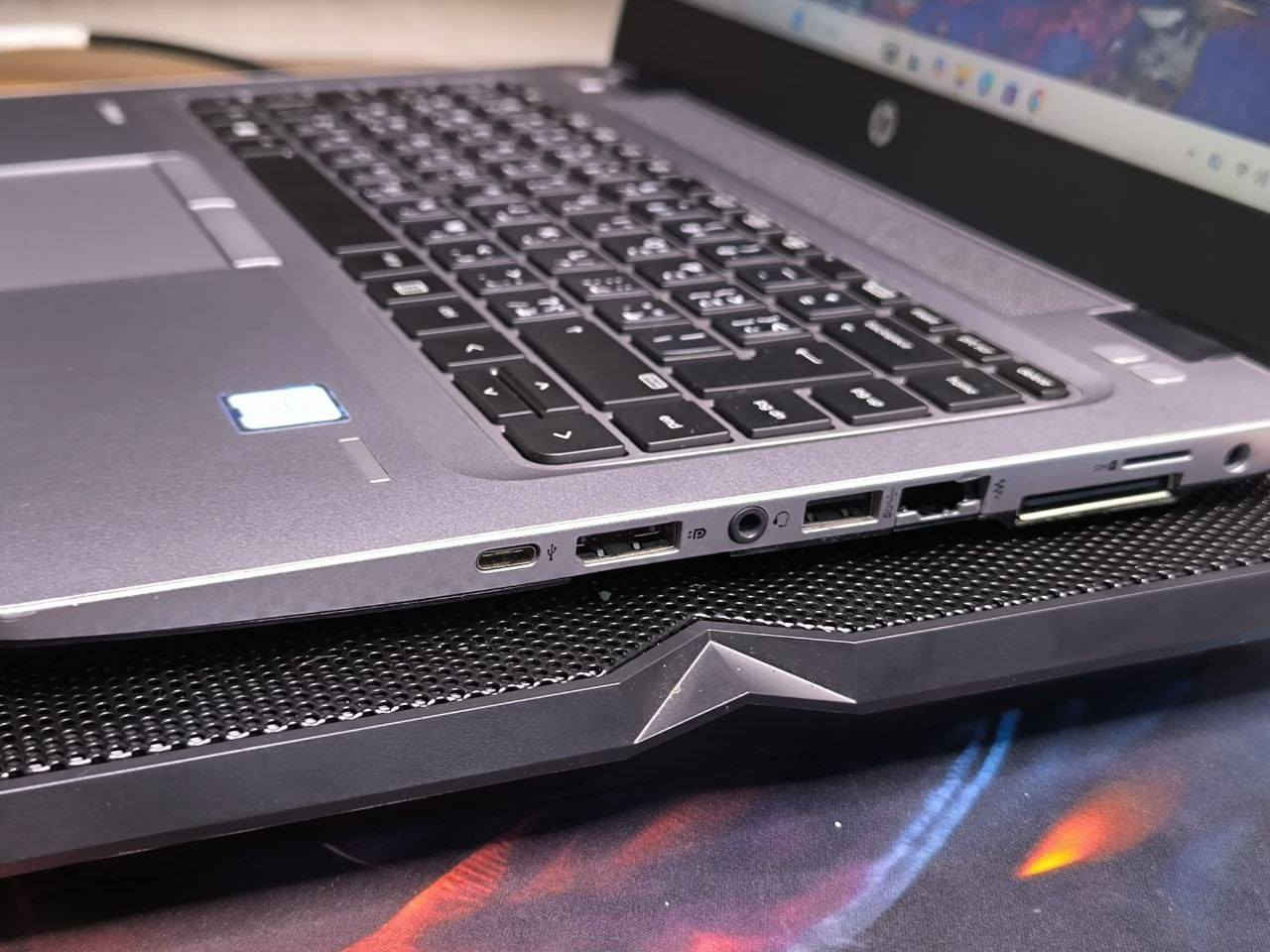 لابتوب HP 🔥 للبيع ✨
‏
‏سريق وقوي،  مناسب للدراسة والبحوث والتصميم والاعمال المكتبية،  وايضا مناسب للالعاب وينطيك سلاسة ولعب حلوا ✨ ++ نظافة قوية
‏
‏المواصفات  
‏المعالج/ core i5 الجيل السابع 🔥
‏رام      /  8 ddr4  GB  
‏التخزين/ 256  ssd GB 
‏الشاشة / 14 انج 
‏
‏ملحقاته كاملة
‏- شاحنتة الاصلية
‏- ماوس
‏- ماوس باد
‏- حقيبة خاصة
‏
‏السعر: 265 الف / ضمان 10 ايام استبدال في حال وجود اي خلل او مشكلة 
‏
‏يتوفر توصيل كل العراق
‏راسلني ماسنجر
‏واتساب / ***********
