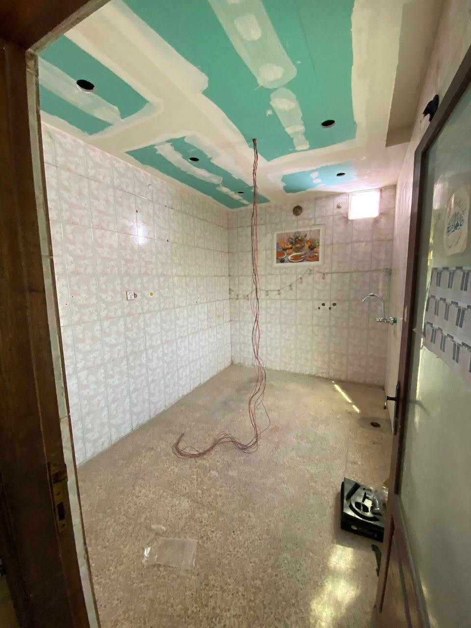 شقة حديثه للايجار
طابق اول لمنزل سكني
العنوان /الجبيله شارع تايم سكوير قرب معهد الفنون الجميله للبنات على الشارع
تتكون الشقه من
2/غرفة منام
مساحة الغرفه 4في5
 صاله/ مساحتها 3في 4
مطبخ مساحته/3في4
 مع مجمع صحيات
مع توفر  سخان وماء وكهرباء 
درج خارجي معزول تماما
مع فسحه للوقوف السيارة
سعر الايجار  ٦٠٠ 
للاستفسار الاتصال على الرقم 
***********
*********** البصرة, العراق
