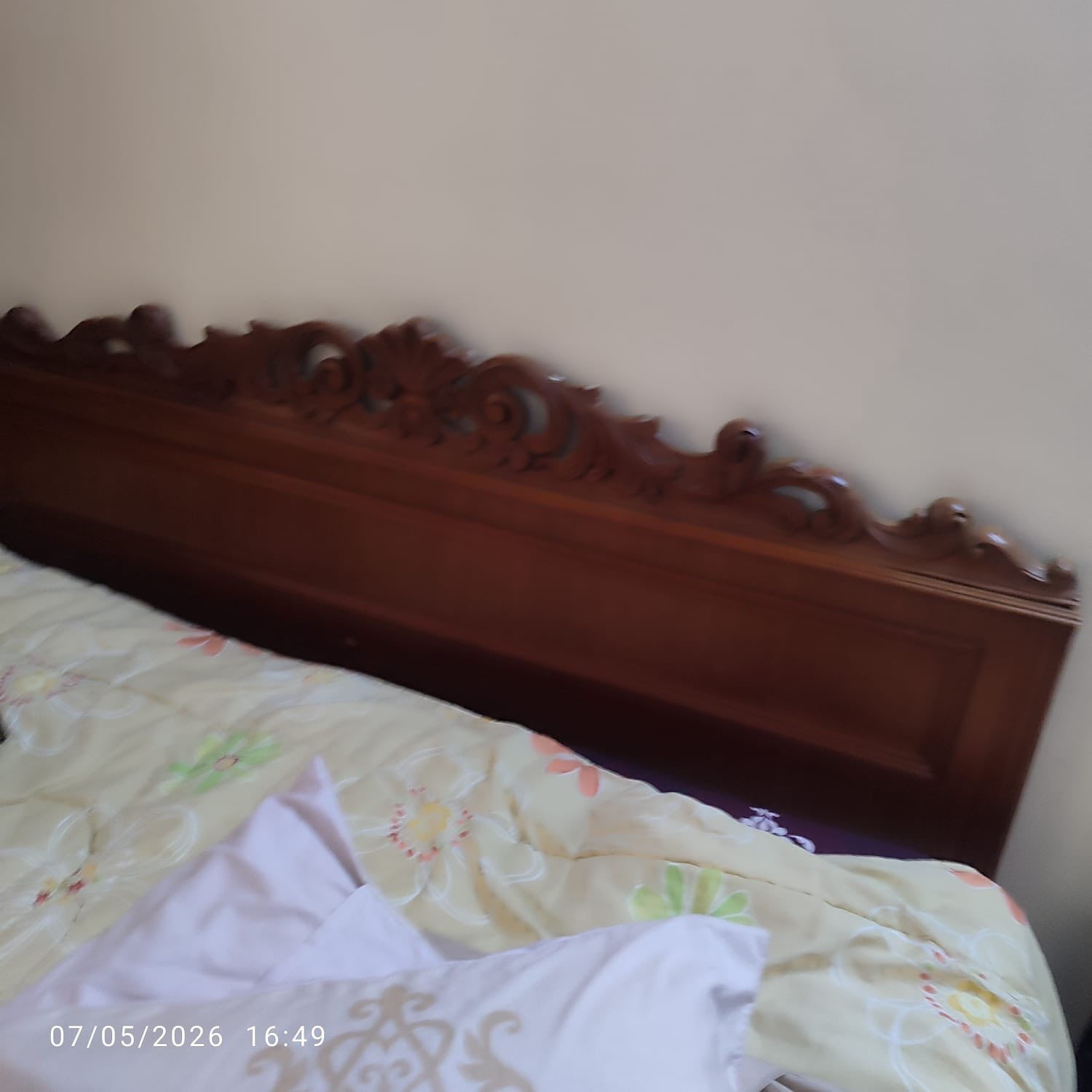غرفة للبيع 
تخت وميزتواليت وكنتور وكمدينات 
خشب صاج ثقيل قديم

***********
