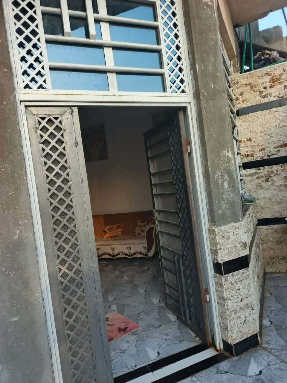 السلام عليكم بيت مساحه 200 متر طابو صرف 
مكانه الناصريه منطقه دور الزراعه  قرب مستشفى لبيطره الجديد بناء طابوك كونكريت 
خدمات ماي وكهرباء وامبير ومجاري ومدرسه 
السعر 120 وبي مجال للتواصل ***********
