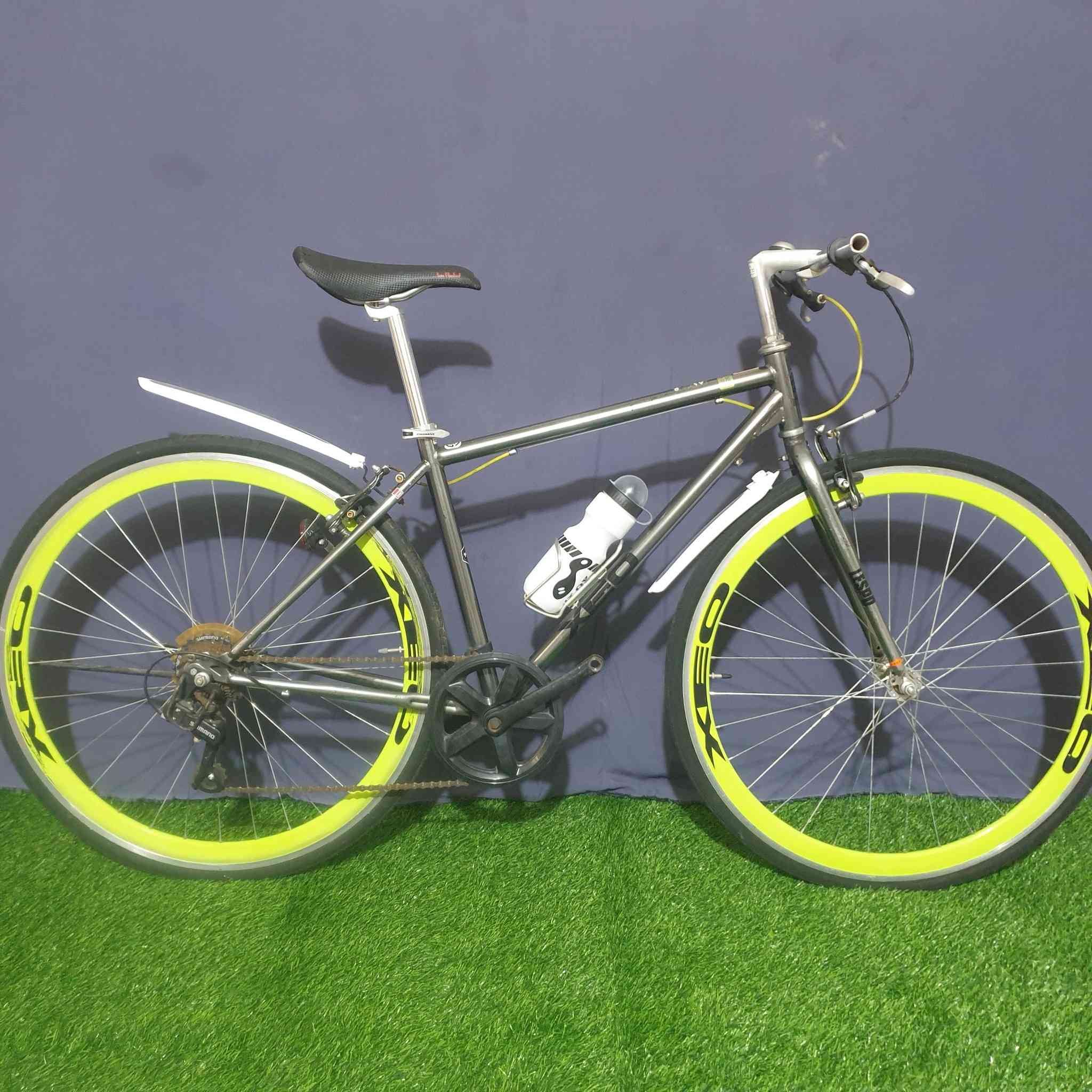 بايك رياضي موديل 700C 
حجم 28
اصلي باله كسر حاويه 
غير مستخدم بالعراق
جاهز بدون اي نقص 
الحاله نظيف
الكير (7) نمره شيمانو اصلي  
السعر 110الف ويوجد توصيل 
هاتف ***********
