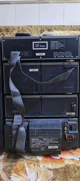 السلام عليكم .
سيستم تكنكس ياباني اصلي بمواصفات حديثة من الموديلات القليلة التي انتجتها شركة تكنكس العالمية في عام 1998
كهرباء ٢٢٠ فولت . 120 واط .
مع 2 ريموت للتحكم نظافته جدا جدا ممتازة  وشغال بالكامل
مضمون ان شاء الله من اي ضرر او عطل .
يشغل 5 سماعات نظام مسرحي او سماعات عادية بنظام الاستيريو ..يتكون من ٤ طوابق .
 المواصفات ..
مشغل الاقراص   CD .  
دبل كاسيت مسجل . اثنينهم قلابات يشتغلن وجهين بصورة ممتازة .
راديو باحث FM + AM .
2 فتحة لبط لاقط مايكرفون مع التحكم بالصوت
2 اواكس مضخم صوت لربط اي شي تريد تربطه
 عالجهاز ..مع خاصية ايكولايزر للتحكم بالصوت و تقسيم للسماعات لنظام الاستيريو والنظام المسرحي و تحكم بتضخيم البيز .+ نشرة للصوت في الواجهة ..الجهاز رائع و ممتاز بمعنئ الكلمة لليريد سلعة نظيفة للبيت و شغالة بالكامل .
الجهاز للبيع انا مكلف بيه من احد الاخوة .
السعر 150 الف نهائي رجاءا رجاءا ..للاستفسار او المراسلة موجود خاص او *********** البصرة
موجود توصيل شركة .
