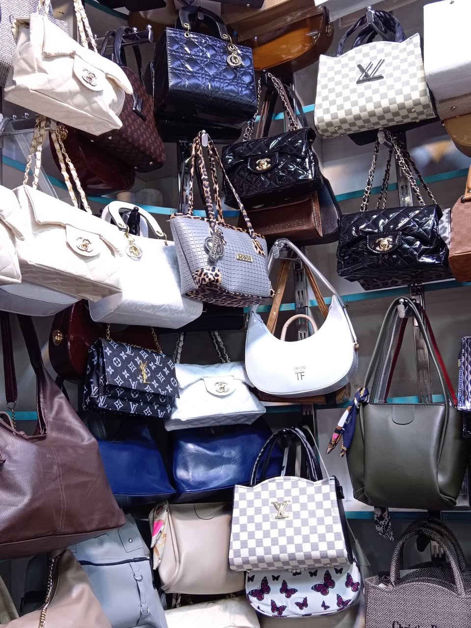 حقائب نسائي سعر ب5
عنوان حله سوك المسكف قرب سوك الصفافير

***********
