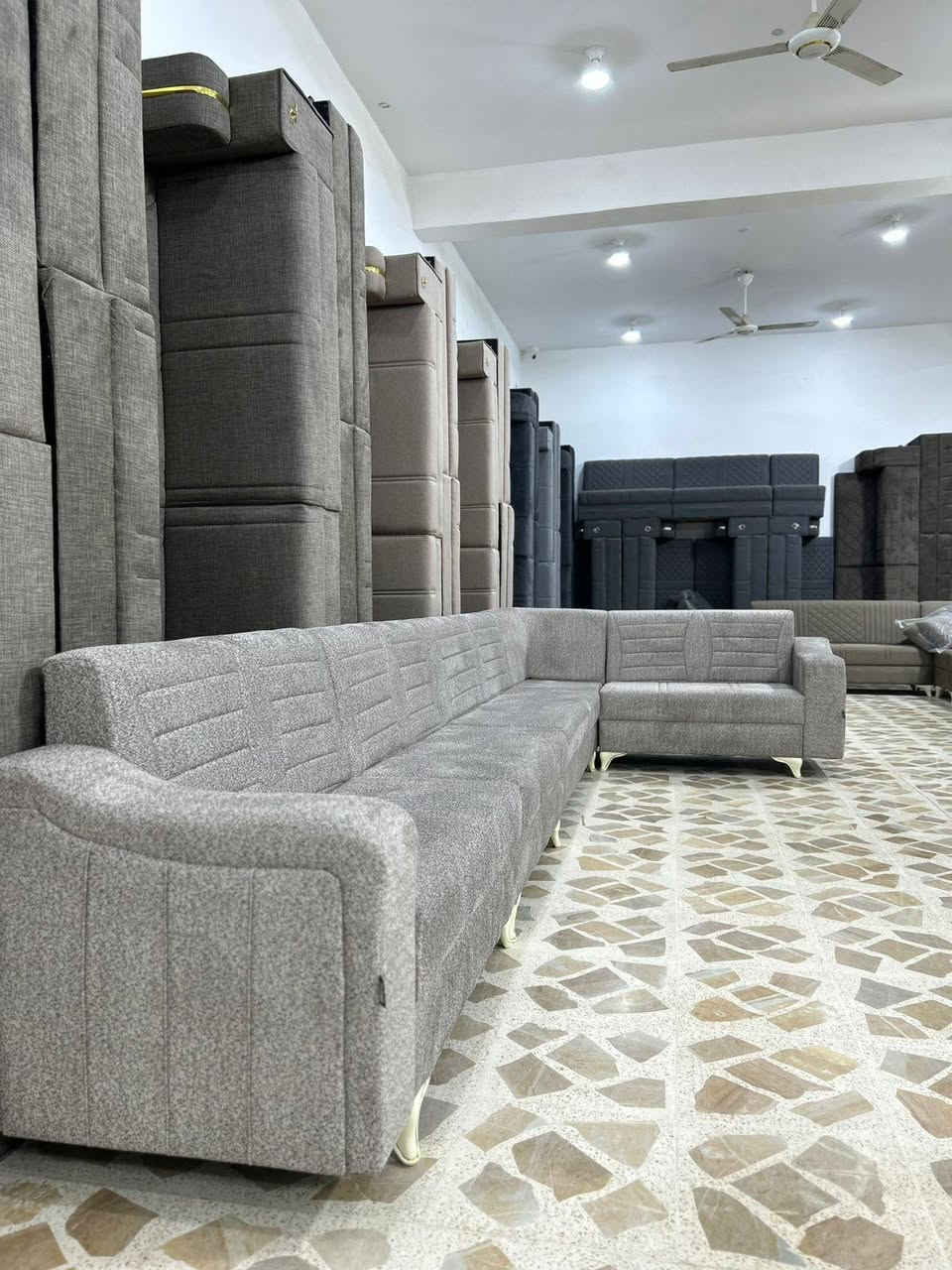 السلام عليكم 🙋🏻‍♂️
زبائننا الكرام بلشت عروضنه بمناسبة راس السنه يارب سنه خير وبركه ع جميع 🩷🌿
 وتفاصيل العروض داخل الفديووو عنوانه مغربه شارع السووك وللاستفسار مراسلة الصفحه او ع رقم ***********
