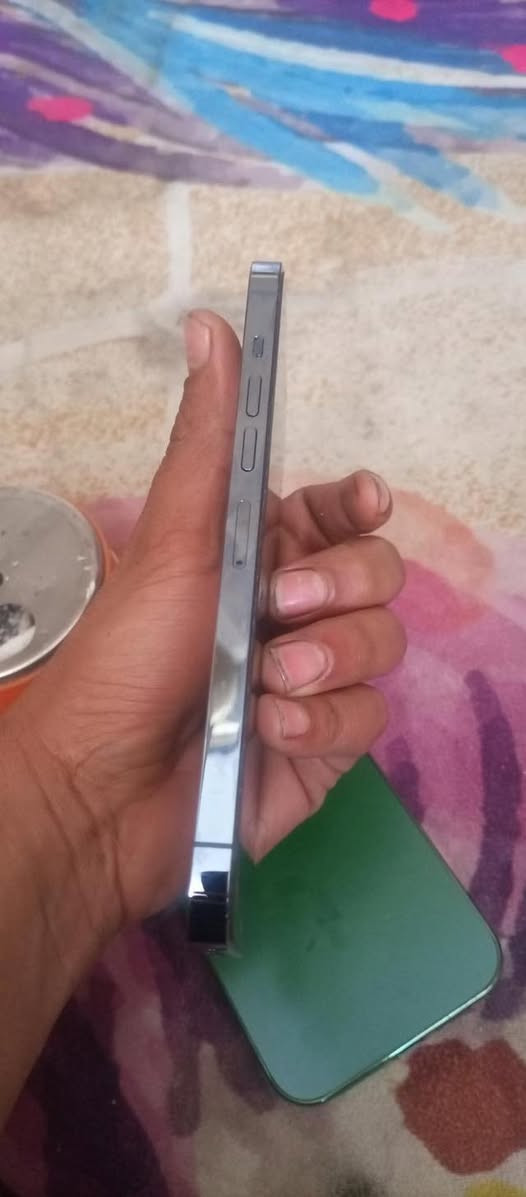 السلام عليكم ايفون 13 pro max ذاكرة 256 بطارية 90 مرفوعة لل 100 أمريكي نموذج m وتر بروف مكفول من الفتح لون بحري سعر 725 قفل رقمي *********** ويا 3 كفرات وشاحنة اصلية كلة شغال ومكفول من الفتح
