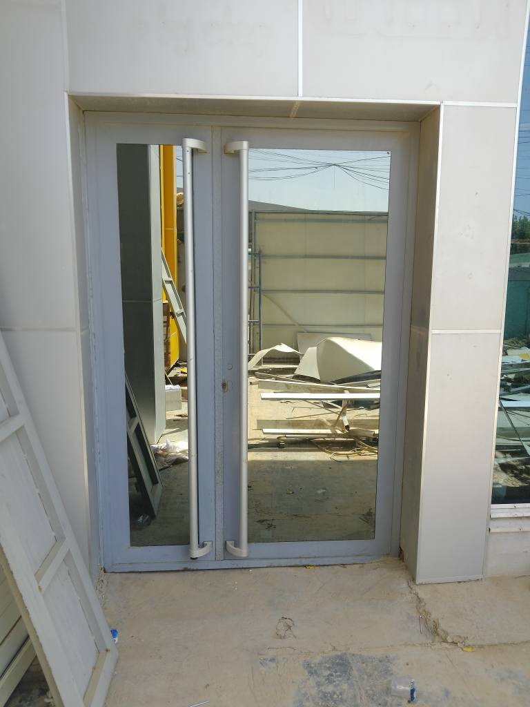 سلام عليكم 
بوب جام  عدد 3
قطعتين عرض متر ورتفاع 2متر
وقطعه ملحق عرض متر ونص وارتفاع 2متر و20
حديد مليمين يدات المنيوم داخل واخرج كيلونات كامله 
مكان بغداد اتواصل ***********
