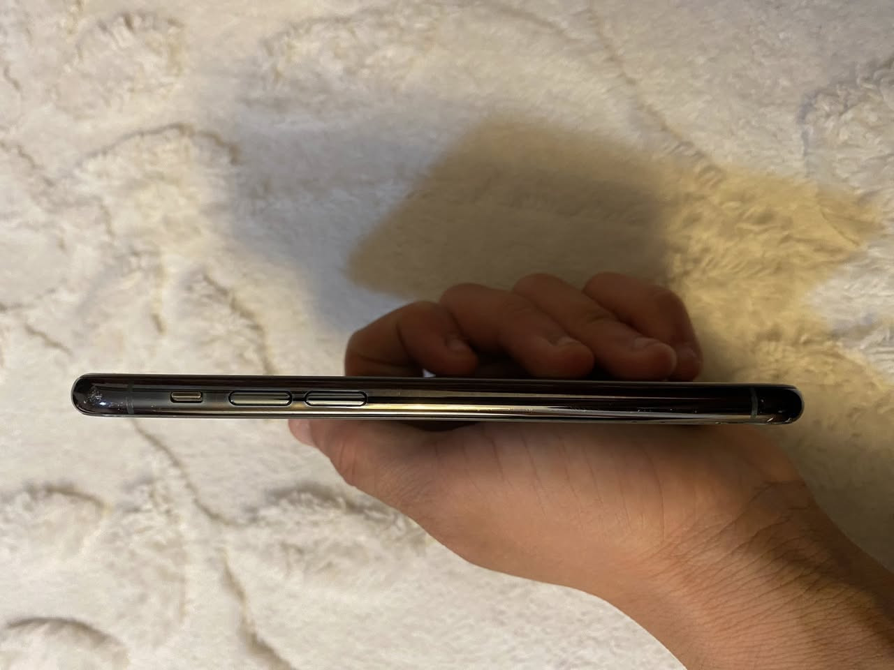 ايفون ١١ برو ٢٥٦ شرق اوسط وتر بطاريه ٧٥ نسبتها ممفتوح الجهاز ولا داخل تصليح ولا اي شي عل فحص الجهاز مجرد بي فطر بالظهر مابي اي شي غير الفطر واضح بالتصوير السعر٢٦٥ وبي مجال بسيط للاستفسار *********** مكاني بغداد العامريه .
