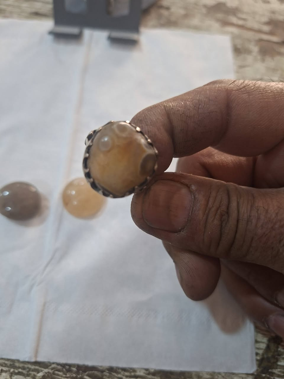 هاي عندي محبس وهاي خرز قديمات
البيع وشكد يئسون لاتكسربيهن شراي


**إذا كنت صاحب هذا الإعلان وتريد حذفه لأي سبب، رجاءا أرسل رسالة إلى الدعم الفني**