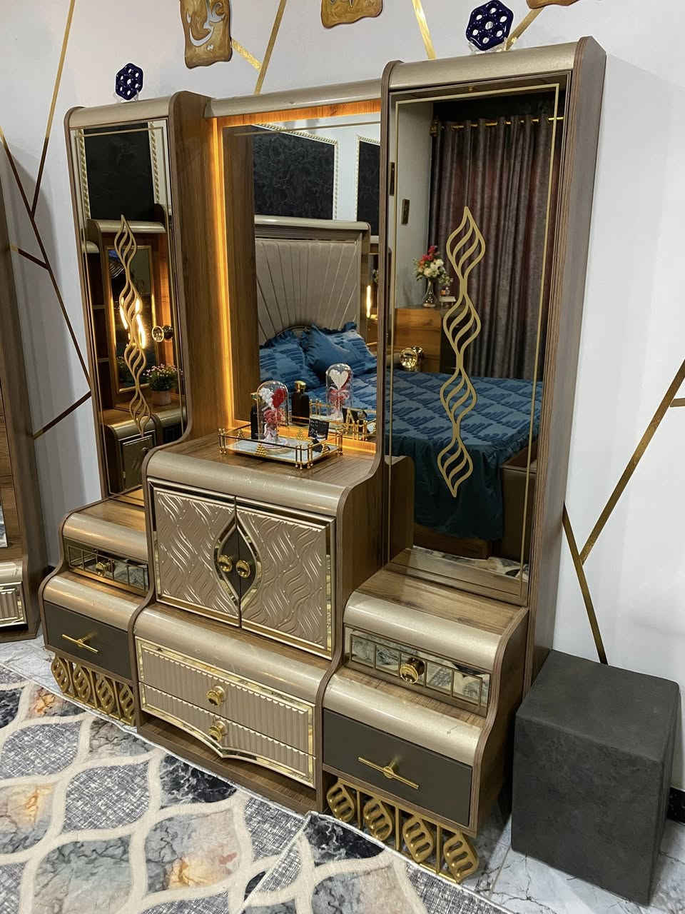 السلام عليكم
غرفة نوم تركي اصل جديده جدا بعدها بلايلونها  استعمال شهرين قليل جدا غرفة متانه وثكيله كله برغي وجوي 
لون مميز صبغ حراري ضهر الكنتور والأخشاب بلوك مع ملحق 
عدد البيبان الكنتور 8 مع الملحق 
يدات كلها حديد كنتور كله قطوعات 
غرفه 10 قطع اناره ميز تواليت وجوانب السرير
سرير مسرح ومخزن حديد اسفل سرير 
زاويه ام المخزن ومرايه مجرات واماكن خزن بيها متخلص 
بغداد الزعفرانيه 
واتساب واتصال ***********
