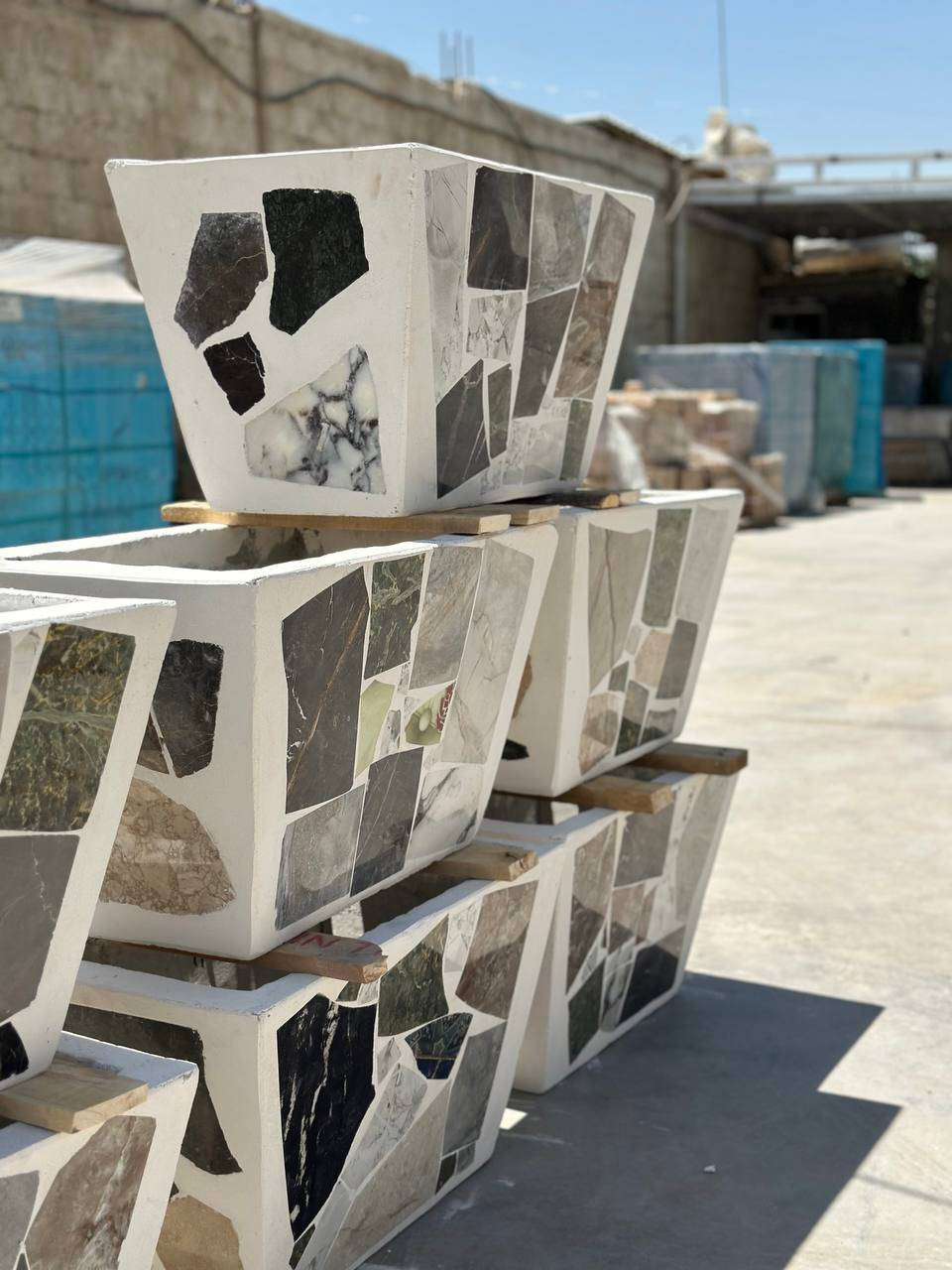 نقدّم لكم سنادين مرمر فاخرة بأناقة تليق بمساحاتكم ✨

🪴 الأحجام المتوفرة:
▪️ 70×40 سم
▪️ 50×40 سم

📌 المميزات:
✔️ مرمر عالي الجودة
✔️ مناسب للحدائق، المداخل، الصالات، الأسطح
✔️ متانة ومظهر فاخر يدوم طويلاً
✔️ لمسة ديكور تزيد جمال المكان

📦 جاهزة للتسليم الفوري
توصيل كافة مناطق بغداد
للتواصل واتساب /هاتف 
***********
