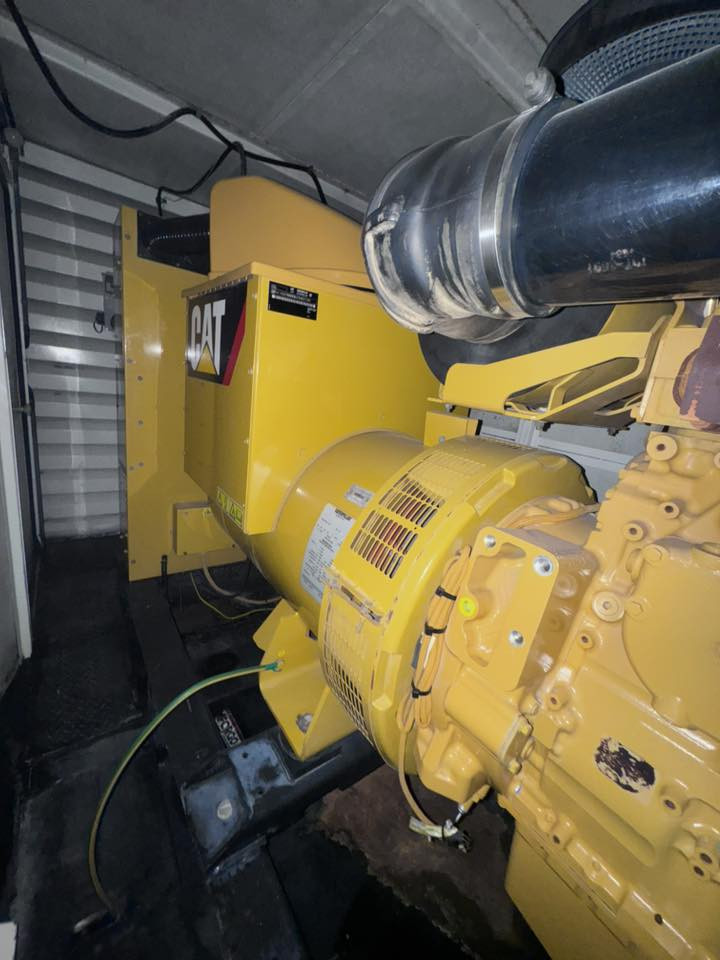 السلام عليكم 
مولده كتر بلر c15 فول كاتم
500kv
مولده بلاديه جديده برغي ما مفتوح 
حمل /1600 آمبير بالشرط 
شاشه بلاديه نوع كتر بلادي
للاستفسار/***********
ابو محمد الاعرجي
