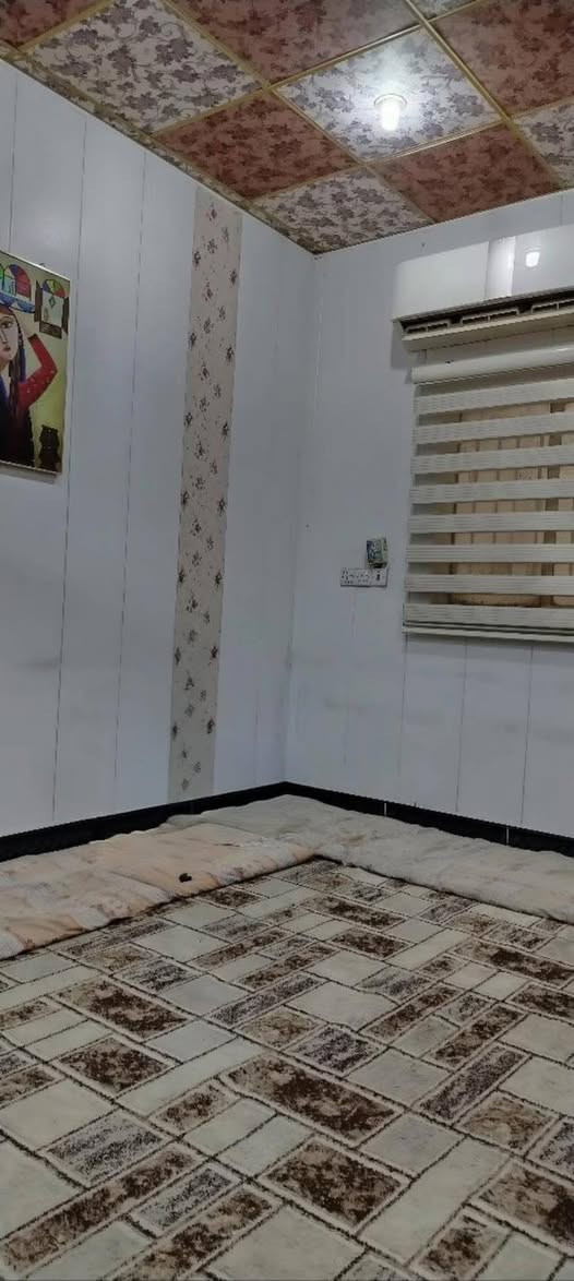 دار للايجار/ المنطقة : سامراء - حي السكك / المساحة 300 متر مربع/ طابقين / ط1 : مطبخ ( حار + بارد ) + استقبال + هول+ غرفة عدد 2 + مرافق غربيه وحمام + مرافق خارجية .
 ط2 : يحتوي 2 غرفة ( أحدهما تكون مخزن لصاحب العقار ) / البيت مؤثث يحتوي تخم عدد 2 وسبالت عدد 4 و كاونتر المنيوم ؛ وجميع الأجهزة الكهربائية الأخرى ( ثلاجة + مجمدة + براد + طباخ + غسالة اوتوماتيك ) مع غرفة نوم كاملة .
سعر الايجار الشهري650 دينار وبي مجال
للاستفسار ***********
كما موضح بل صور

