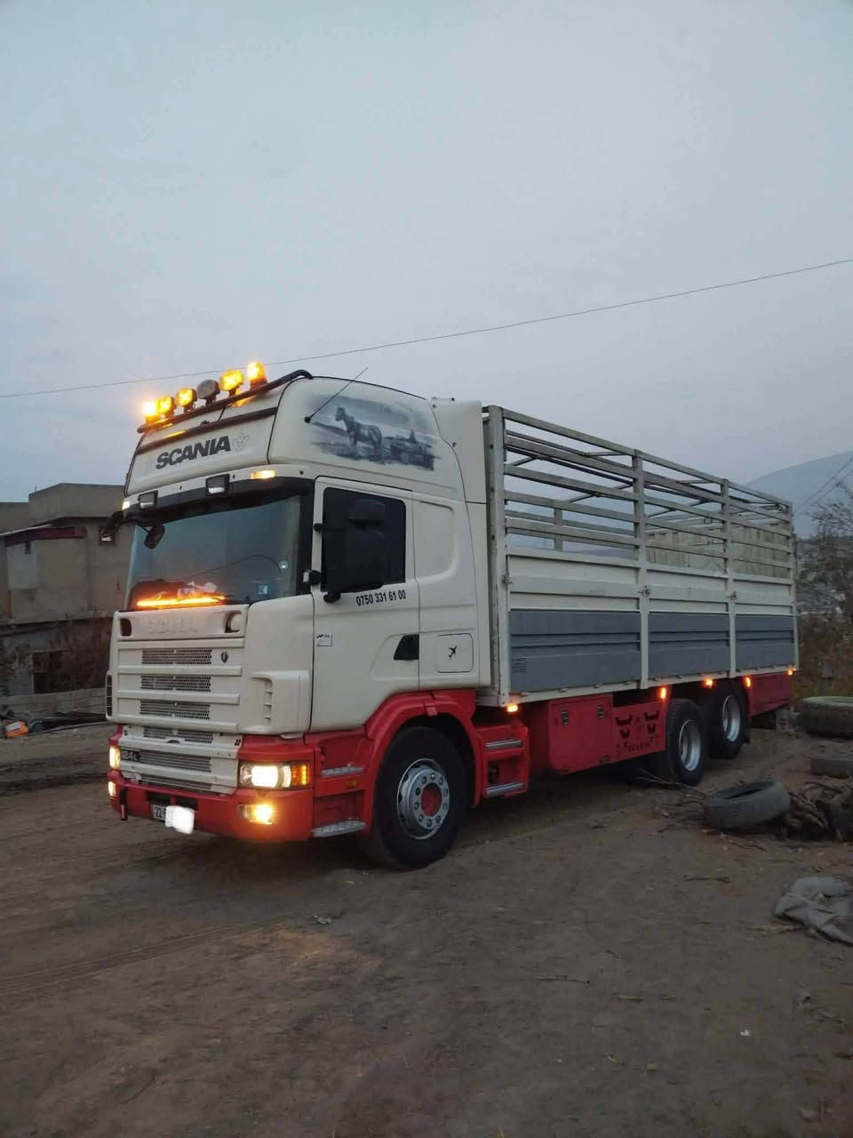 Scania 2003
سكانية لوري موديل ٢٠٠٣
سيارةكة بي سبوغ دةعامي لو دةعامي بةشةرت
مةكينة انجيك سور ٤٢٠حجم
گير عادية  
سحال تاك تاية لةسةنةويش سحال تاك تاية
تةبريد سارد و گةرم
ريتايدار
روبستونة
رةقةم و سةنةوي و هةزةي نوي جديد
تاي هةمووي نوية 
سيارةكة خاوينة ئي بن ئيشة
 گير مةكينة تةبريد ريتايدار بةناو كردن هةمووي بةشةرت 
 سيارة كل جديد
شوين سوران 
سعري ٢٥٢ وةرةقة مةعامالي تيدا
***********
*********** وتساب
  كةفالي حاجومةرانيش لةگةل سوران, أربيل
