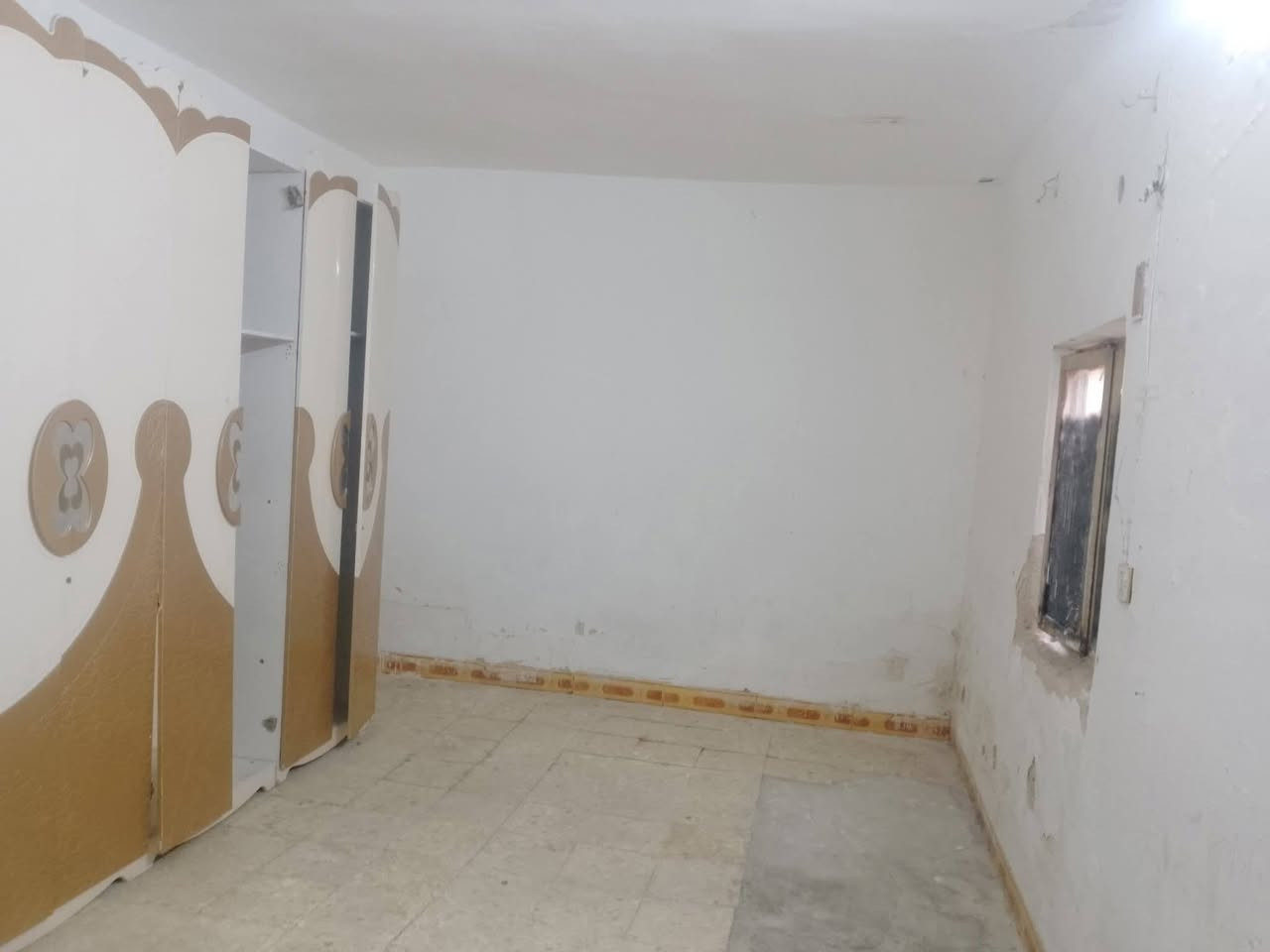 بيت للايجار شارع المطار القديم قرب صيدلية الالفة يبعد عن الشارع تقريبا 6 بيوت 
يتكون من مطبخ وصالة وغرفة وصحيات 
بسعر جدا مناسب لايتجاوز ال120
الف من يرغب في سكنة يرجى الإتصال على الرقم التالي ***********
لايتم الرد ع التعليقات لان الجهاز بيد امرة مسنة كبيرة في العمر
